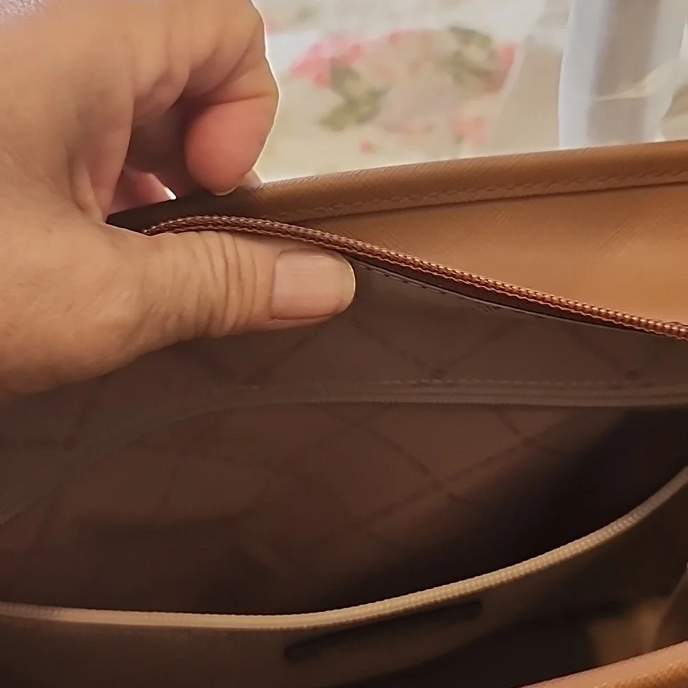 LARGE MICHEL KORS BAG. - Picture 10 of 12